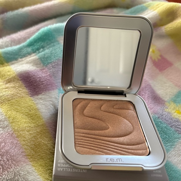 R.E.M. Beauty Other - r.e.m. beauty Interstellar Highlighter Topper in Miss Mercury